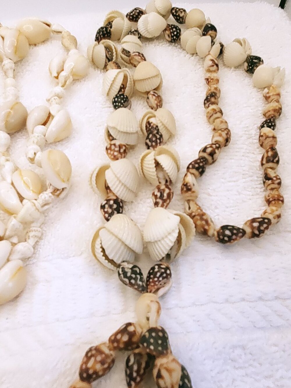 3 Shell Necklaces, items # B- 1943-1945,. wt. 206 grams. - Picture 9 of 10
